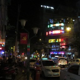 Arrivée à HCMV (où comment je me suis retrouvé avec une fille, mais fait voler par un bandit)