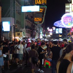 Khao San Road, Mecque des backpackers