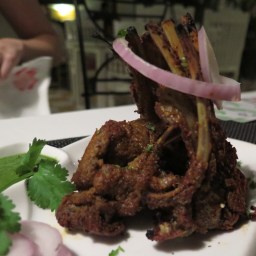 Vidéo : Bouffe de rue à Delhi – Paratha et Pain naan garni au BEURRE