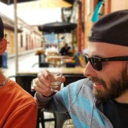 « C’est tu toujours malade comme ça, les hostel ? »